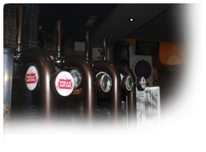 Barra con grifos difuminada Bar Gerónimo Laguna de Duero